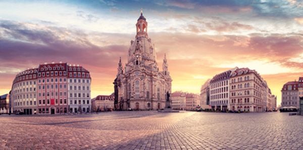 Neumarkt Dresden mit Ansicht auf Frauenkirche und K2 untergehende Sonne